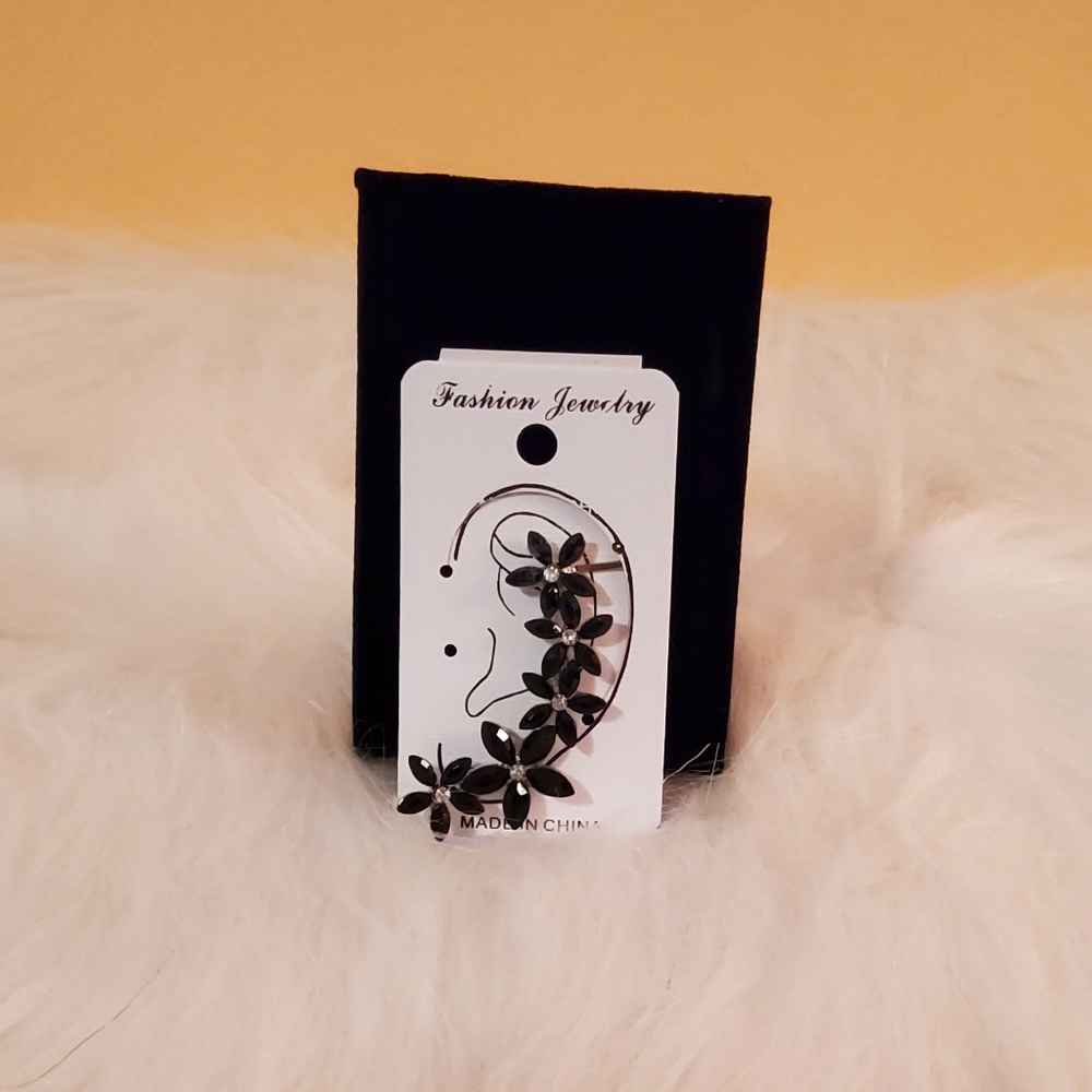 FLOWER BLACK CRYSTAL STONES ONE EAR EARRING BLACK/SILVER